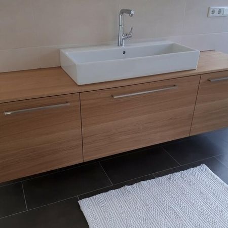 Waschtisch mit Holzunterschrank und weißem Aufsatzbecken