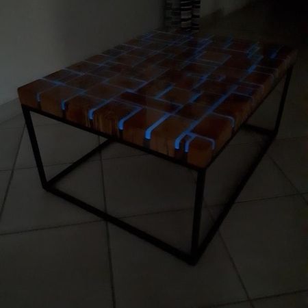 Beistelltisch mit dunklem Metallgestell und Holzplatte im Schachbrettmuster