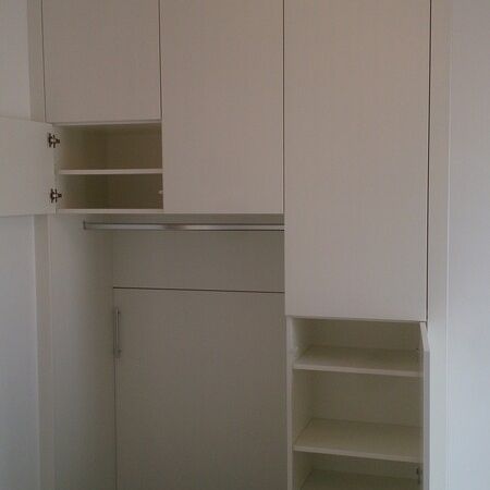 Weißer Einbauschrank mit offenen und geschlossenen Elementen