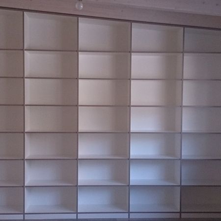 Regalwand mit gleichmäßigen offenen Fächern in weiß