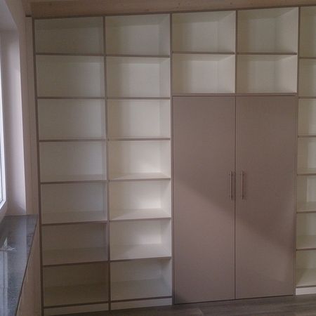 Regal mit seitlichen Fächern und mittigem Schrank