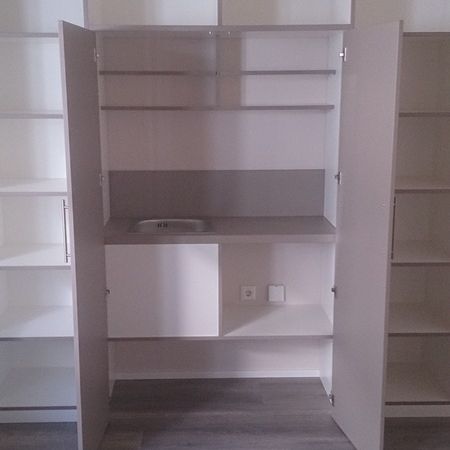 Weißes Regal mit Schreibtischnische und Steckdosen