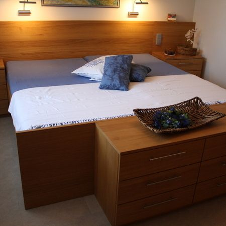 Doppelbett mit Holzrahmen und zwei Nachttischen