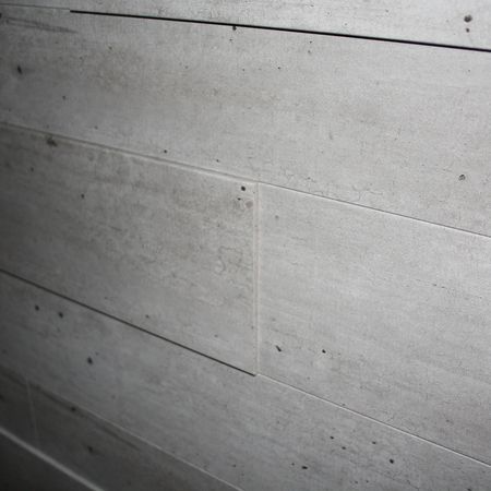 Betonoptikplatten an der Wand mit sichtbaren Fugen