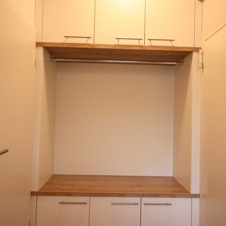 Offene Garderobe mit Holzplatte und Haken