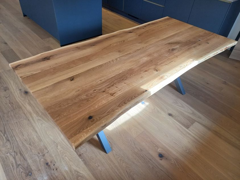 Eine Tischplatte aus Holz