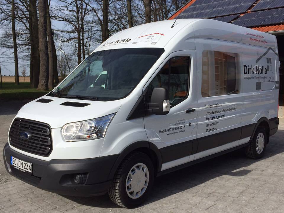 Ein großes Firmenauto der Tischlerei