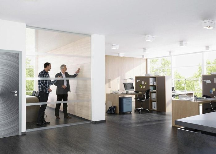 Zwei Männer in einem Büro