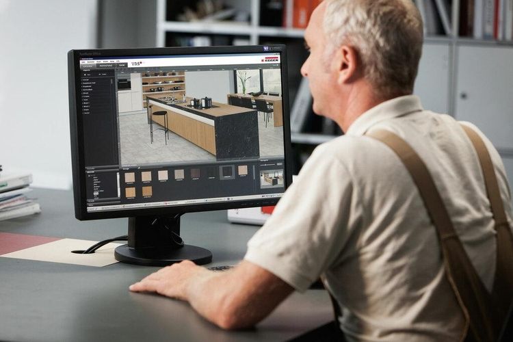 Ein Mann nutzt den 3D Planer an einem Computer
