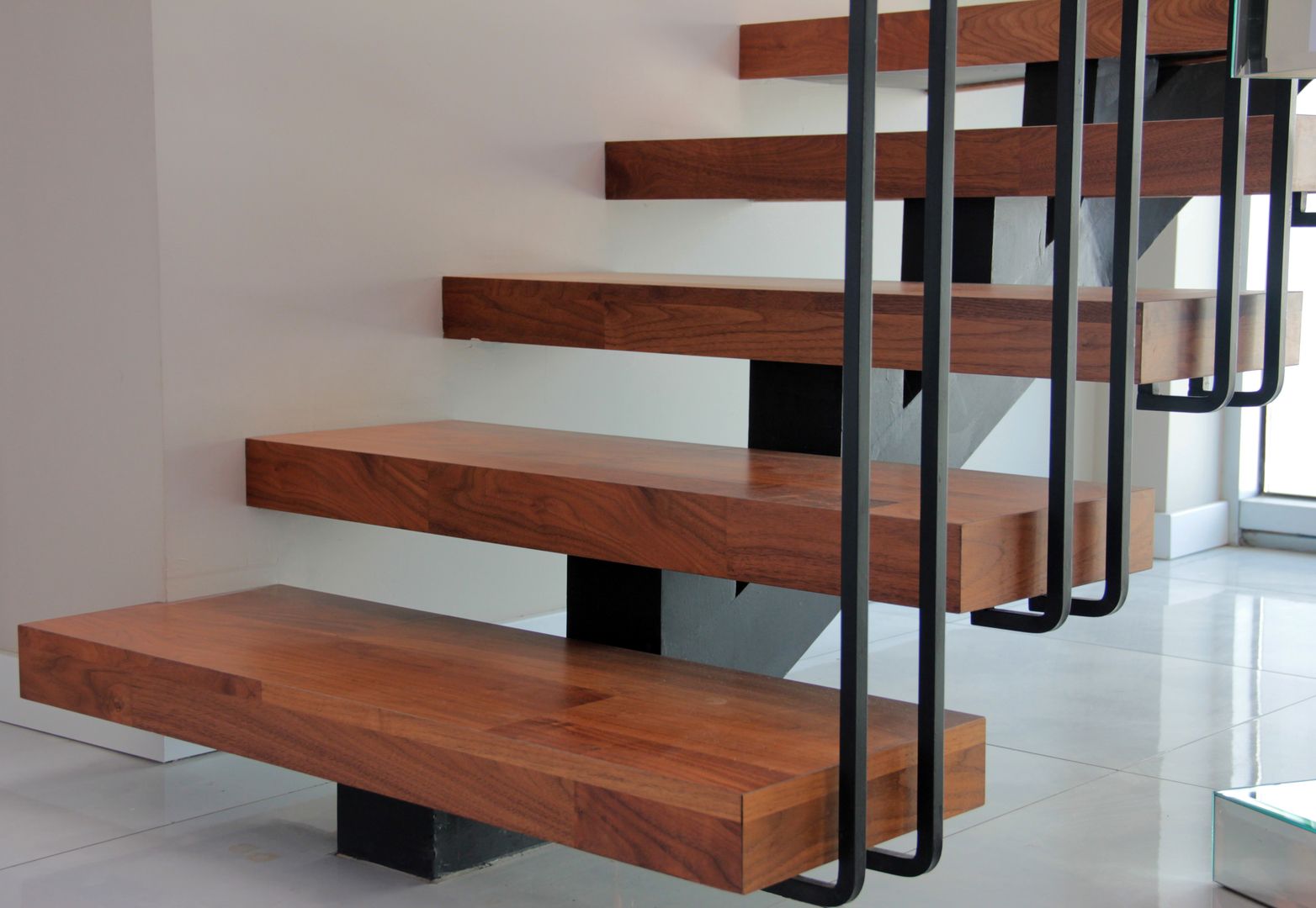 Eine Treppe mit Stufen aus Holz