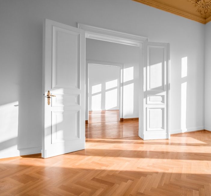 Eine doppelte Tür in weiß